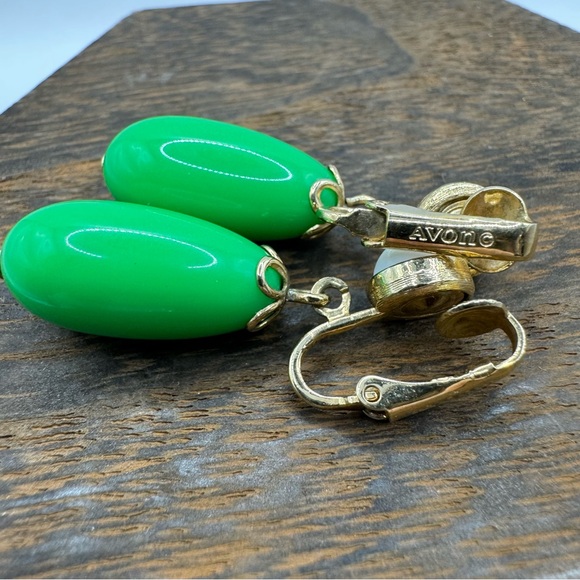 Avon vintage 1980s gold tone jade green and white acrylic clip on drop earrings - Picture 7 of 7